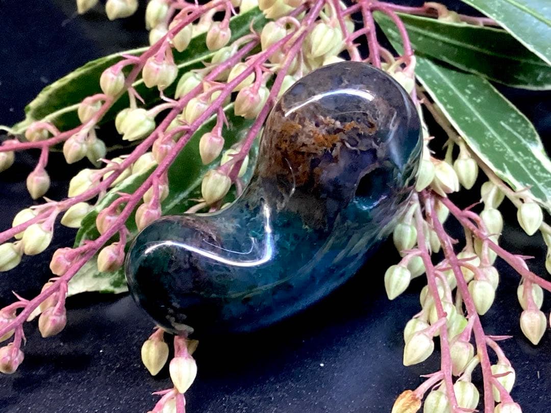 ✳国内の出雲めのう【碧玉】の最高峰勾玉でしょう‼️ 天然石 浮き草文様