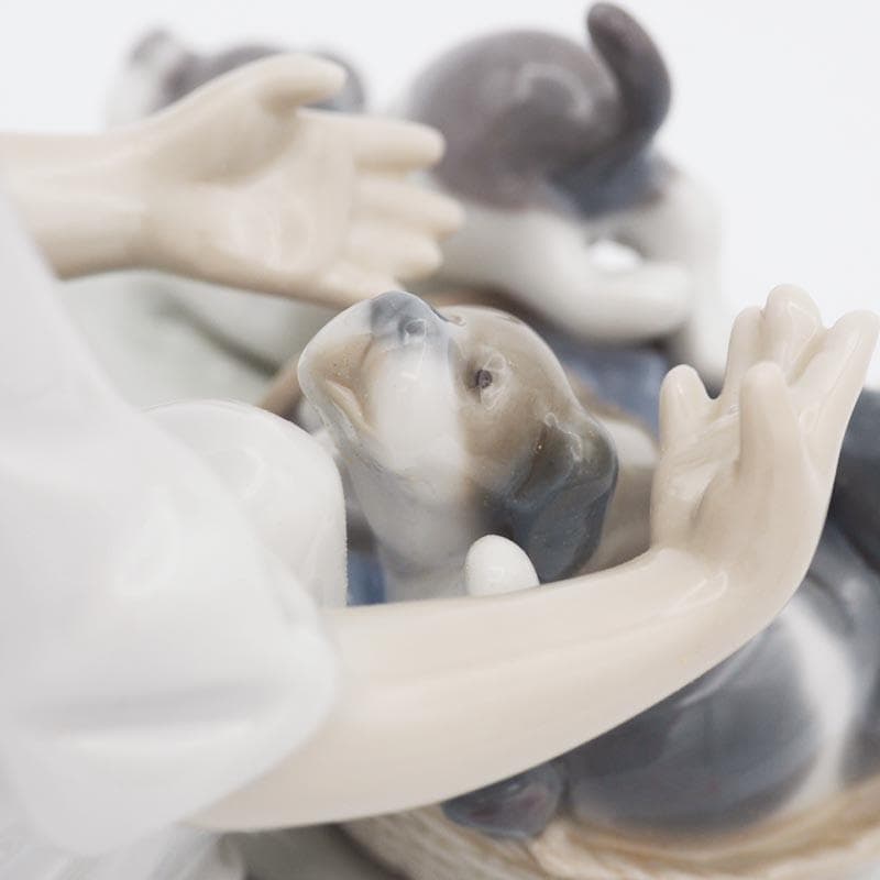 リヤドロ 5595 こっそりお外へ 仔犬 スペイン 少女 フィギュリン