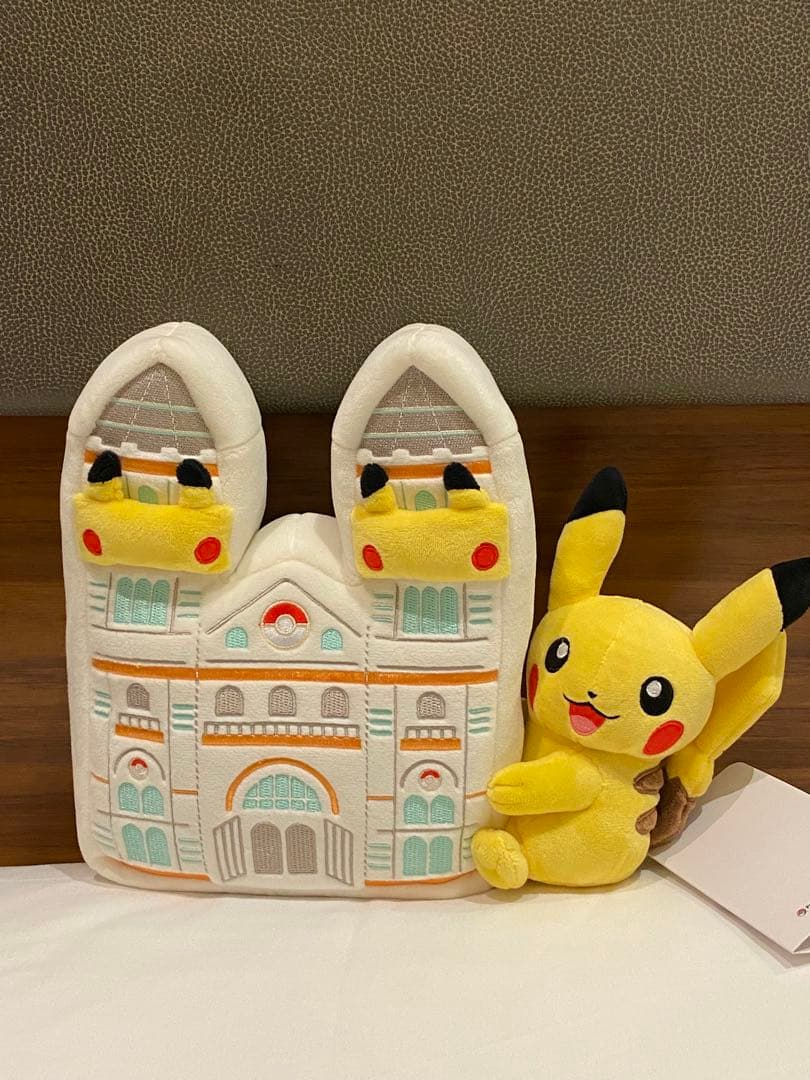 ポケモン　ロンドン　英国自然博物館　ピカチュウ　ぬいぐるみ ロンドン 自然史博物館 ポケモン ピカチュウぬいぐるみ - メルカリ