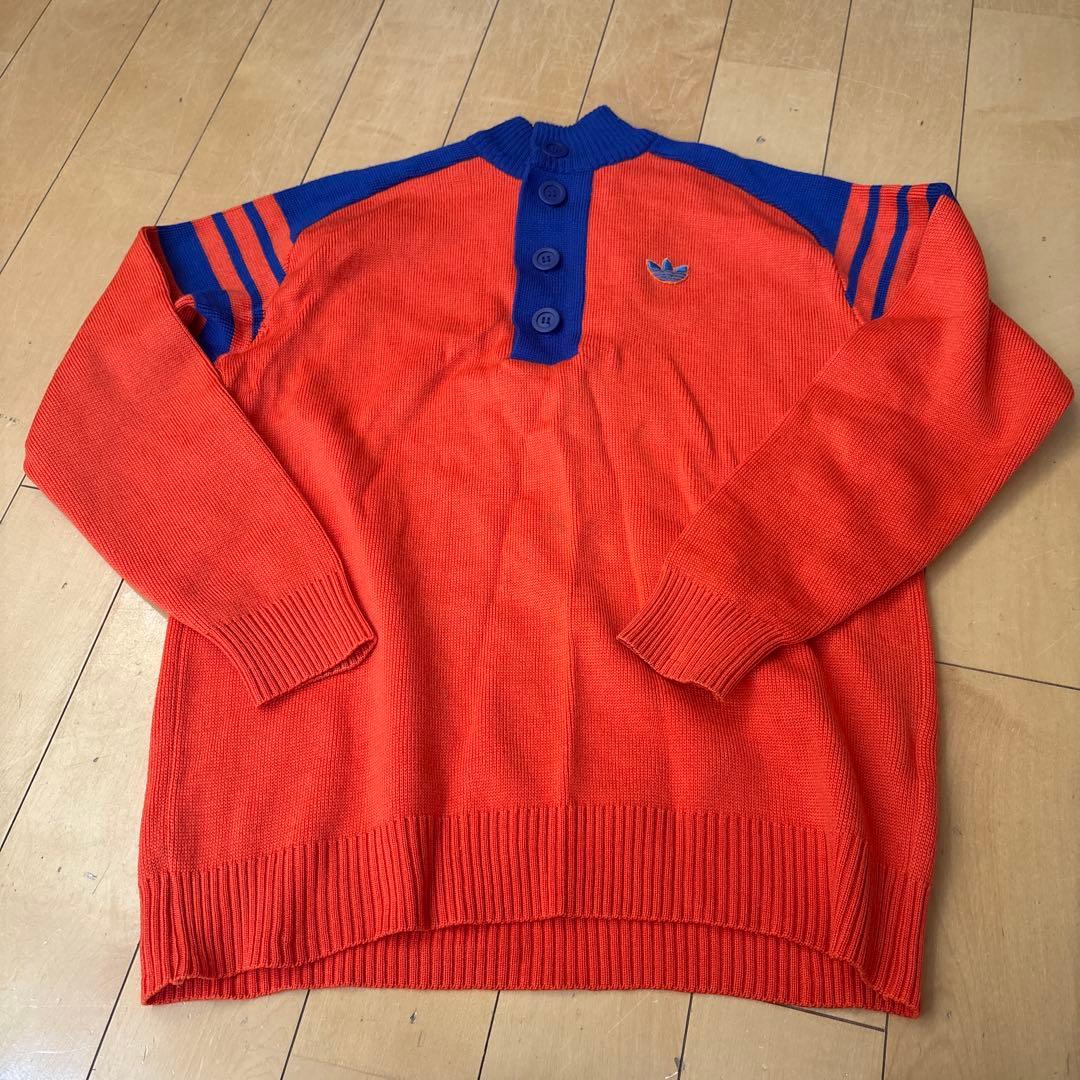 デサント社製 adidas アディダス ヘンリーネックニット adidas Originals（アディダスオリジナルス）の「アディダス