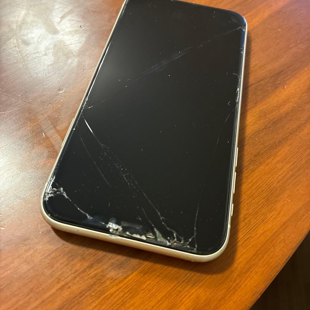 iPhone11 128GB 画面割れあり、背面割れあり