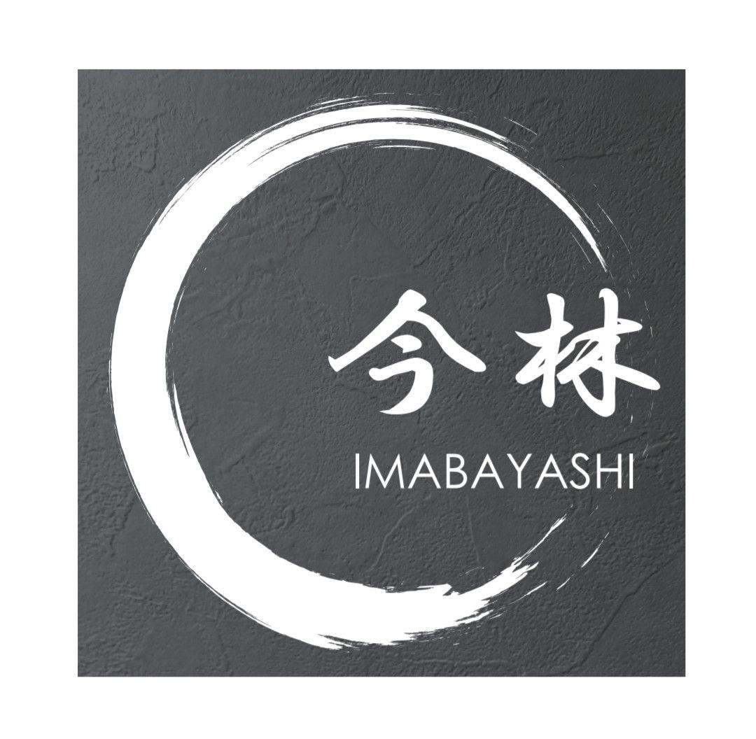 黒しっくい壁背景・白文字＋筆丸イラストのアクリル表札＊45度斜め