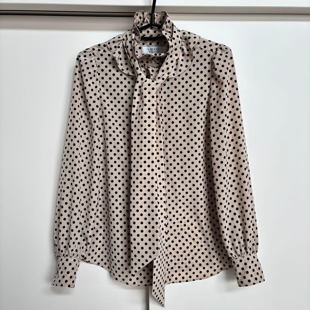 2025 LOULOU WILLOUGHBY デシンドットフリルボウタイブラウス - メルカリ