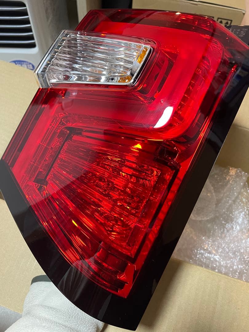 KZ14様専用 三菱 デリカd5 右テールランプ 8330B138 - メルカリ