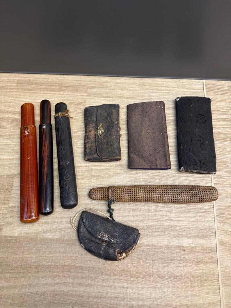 1525   時代物　煙道具　煙草入れ　まとめ売り　骨董品 提物!!一つ提げ煙草入れや煙管筒腰差しなど買取させて頂きました