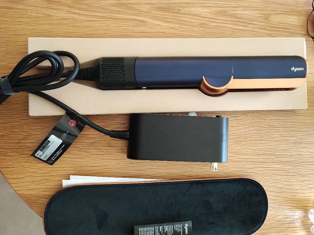 Dyson ストレートヘアアイロン ネイビー 熱ダメージ半減、立ち上がり25秒、便利なコードレスアイロン