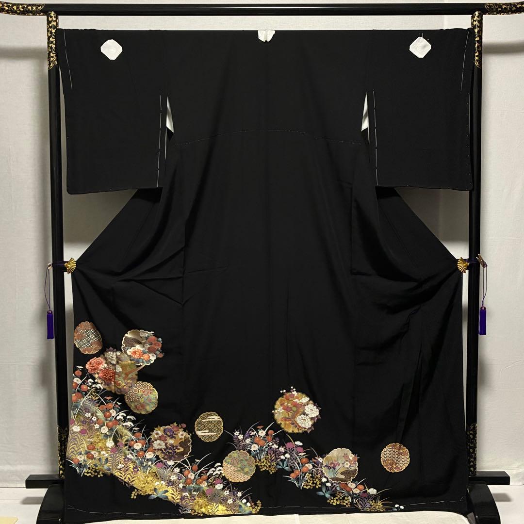 D4 黒留袖 ますいわや 雪輪 花刺繍 金彩 正絹着物 袷 しつけ糸未使用極美品 雪輪に松皮菱 | 黒留袖一覧 | 留袖レンタル キクヅル