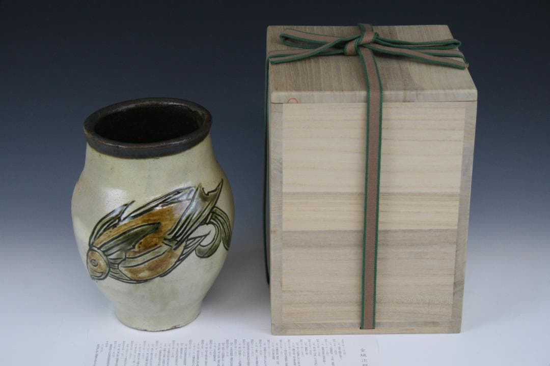 壺屋焼 人間国宝 金城次郎 作 魚文広花瓶 - メルカリ