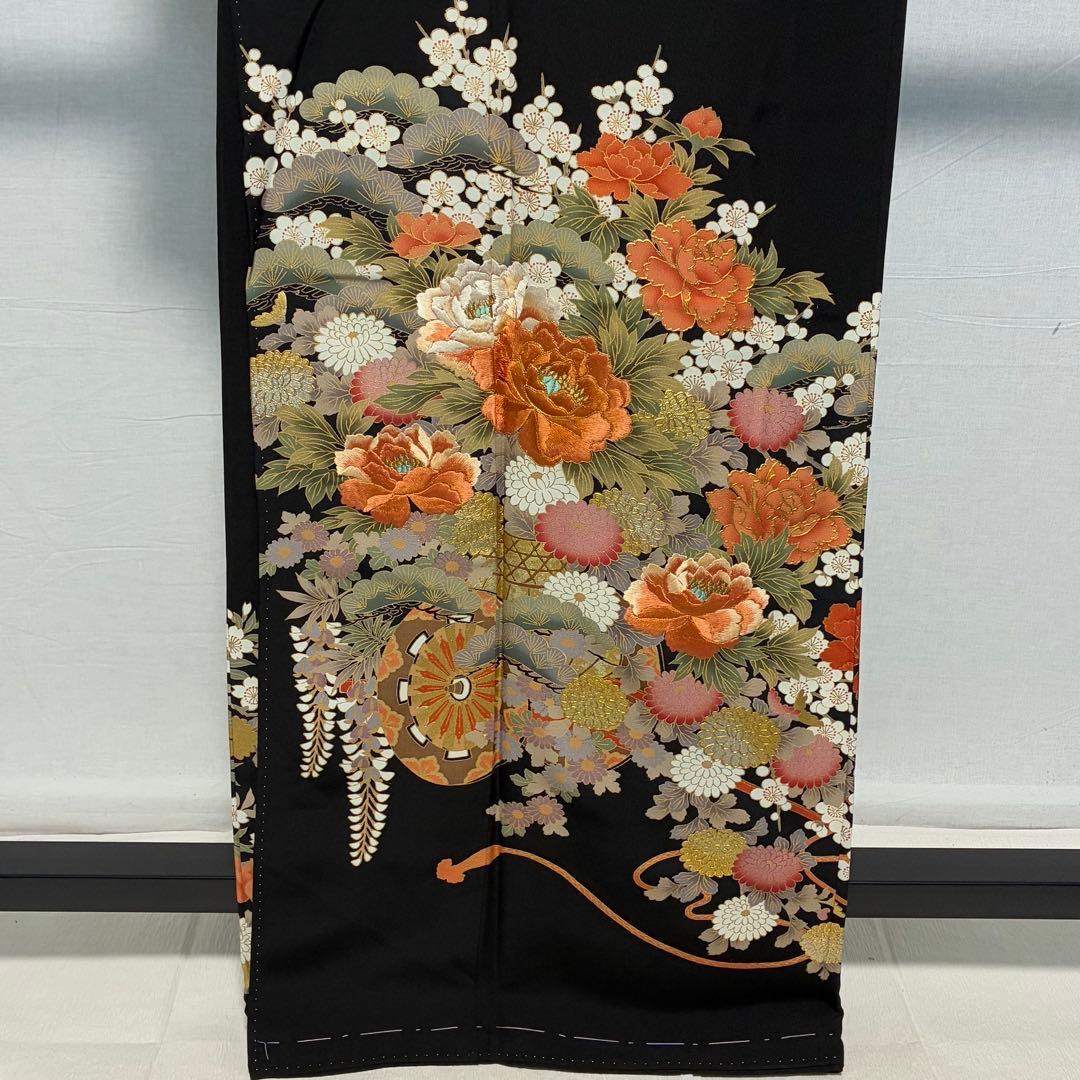 D165 黒留袖 牡丹刺繍 花車 正絹 着物 袷 しつけ糸付き未使用極美品