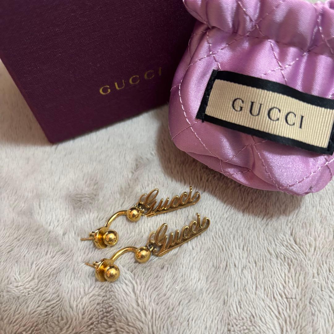 ★*迎様 美品 グッチ スクリプト ボール ピアス ゴールド系 横文字 GUCC GUCCI(グッチ) スクリプトロゴシングルイヤリング ゴールド サイズ ONE