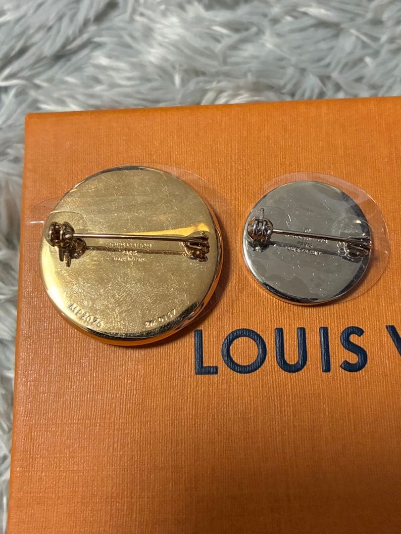 ルイ・ヴィトン シュプリーム コラボ ピンバッジ 未使用品 箱 袋付