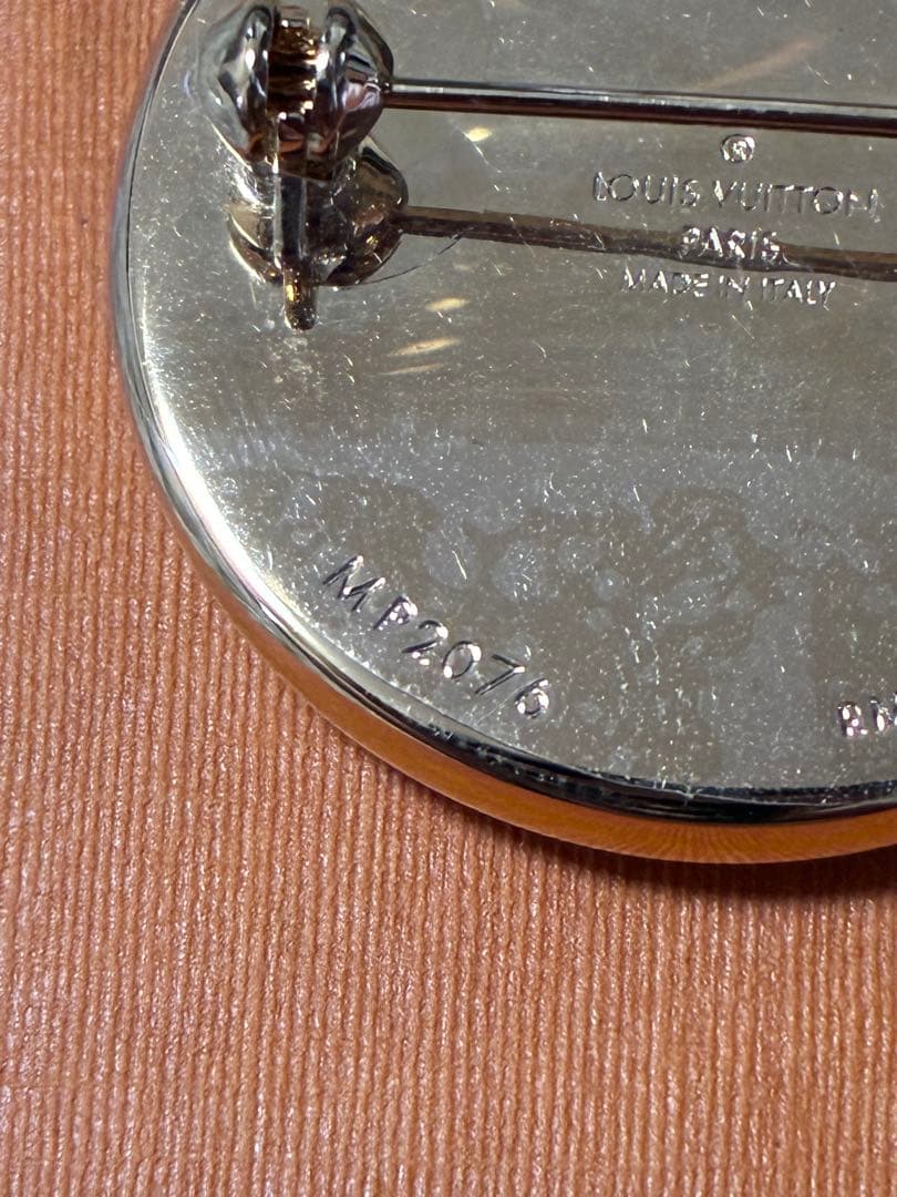 ルイ・ヴィトン シュプリーム コラボ ピンバッジ 未使用品 箱 袋付