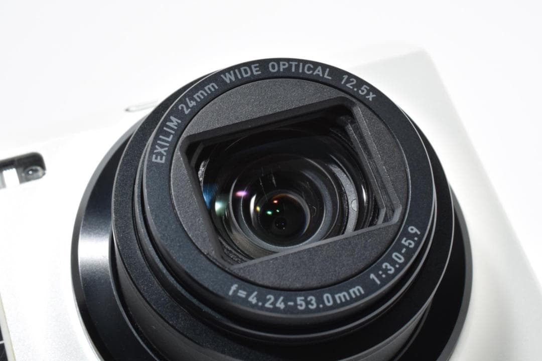 《 美品 》　カシオ　CASIO EXILIM EX-ZR100 ホワイト