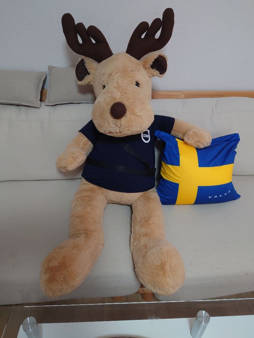 VOLVO ボルボ エルク特大ぬいぐるみ＆ボルボクッション - メルカリ