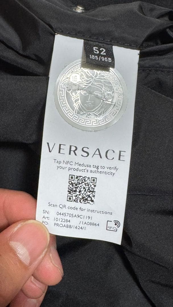 VERSACE ヴェルサーチ ブラック スタジャン ブルゾン - メルカリ