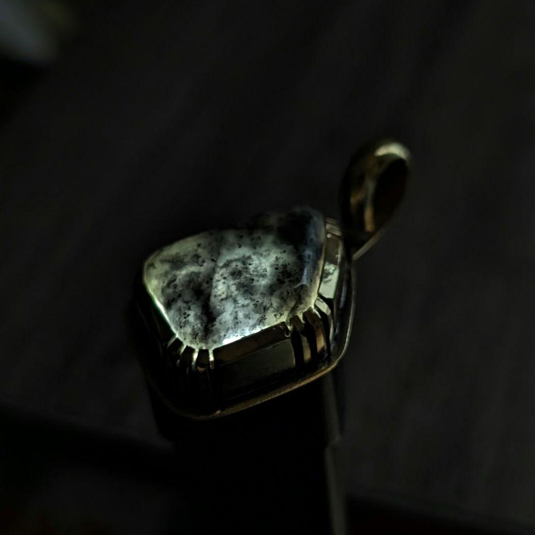 ハンドメイドの糸魚川黒翡翠トップ インディアンジュエリー風