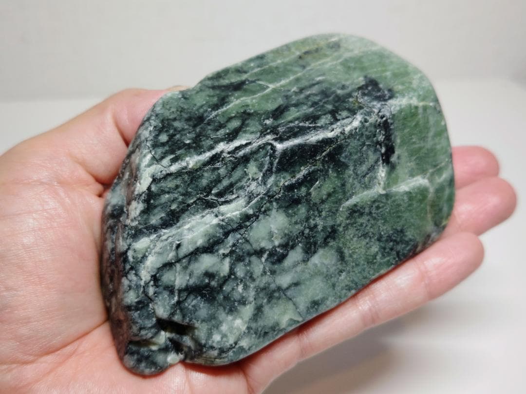 黒緑 628g 翡翠 ヒスイ 原石 糸魚川 鑑賞石 自然石 誕生石 鉱物 鉱石