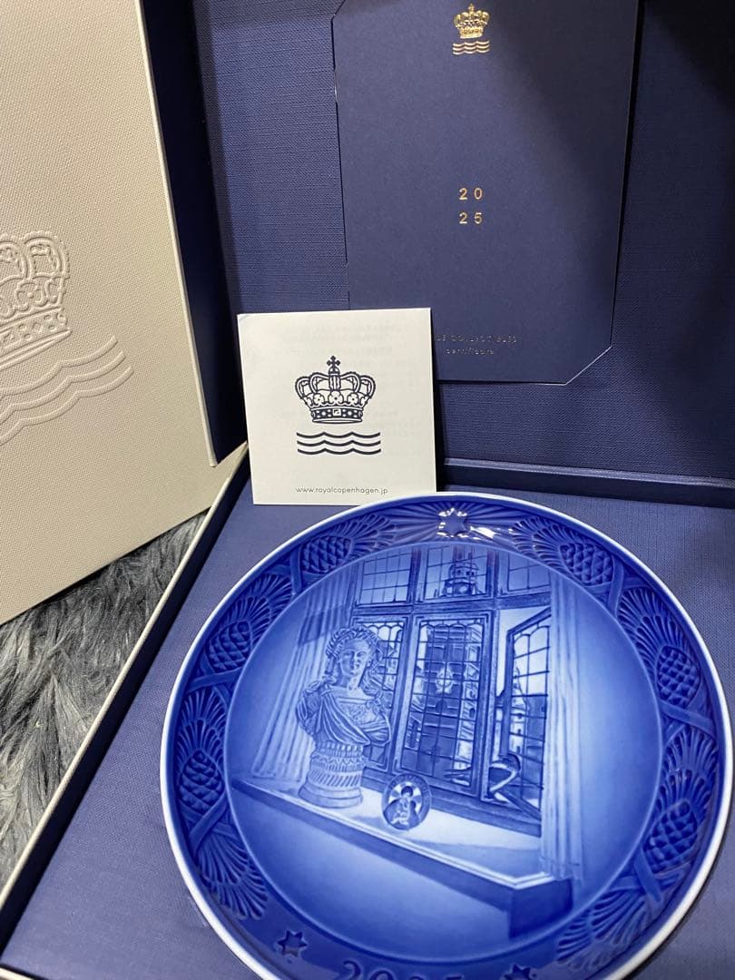 リ*ウ様 ロイヤルコペンハーゲン 2025年 デンマーク製 青い装飾プレート イヤープレート2025年版 「QUEEN JULIANE MARIE」 | 商品詳細 | 高島屋