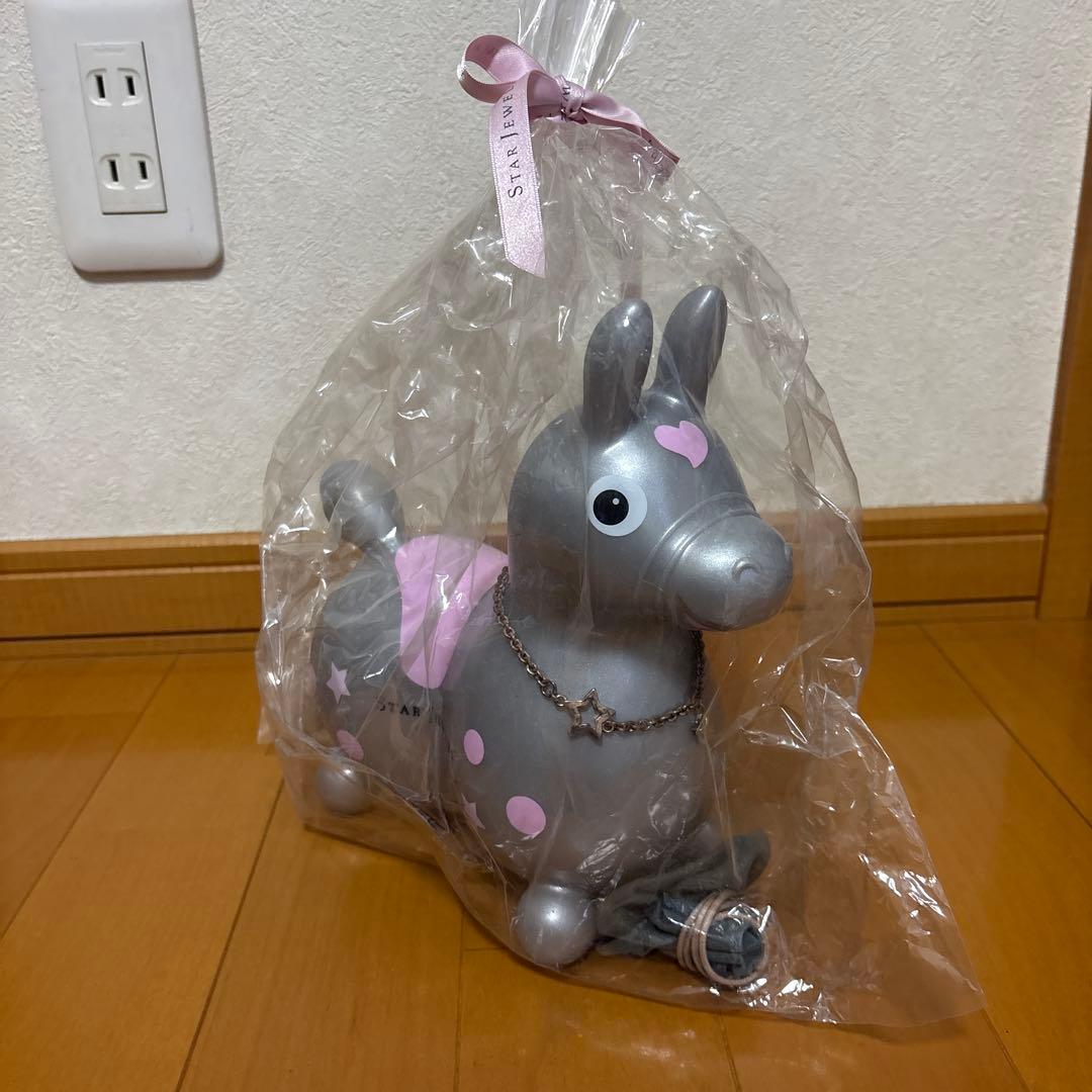 スタージュエリーコラボ　ミニロディ STATEMENT RING】 ボリューミィなデザインが目を引くリングは、 一本で