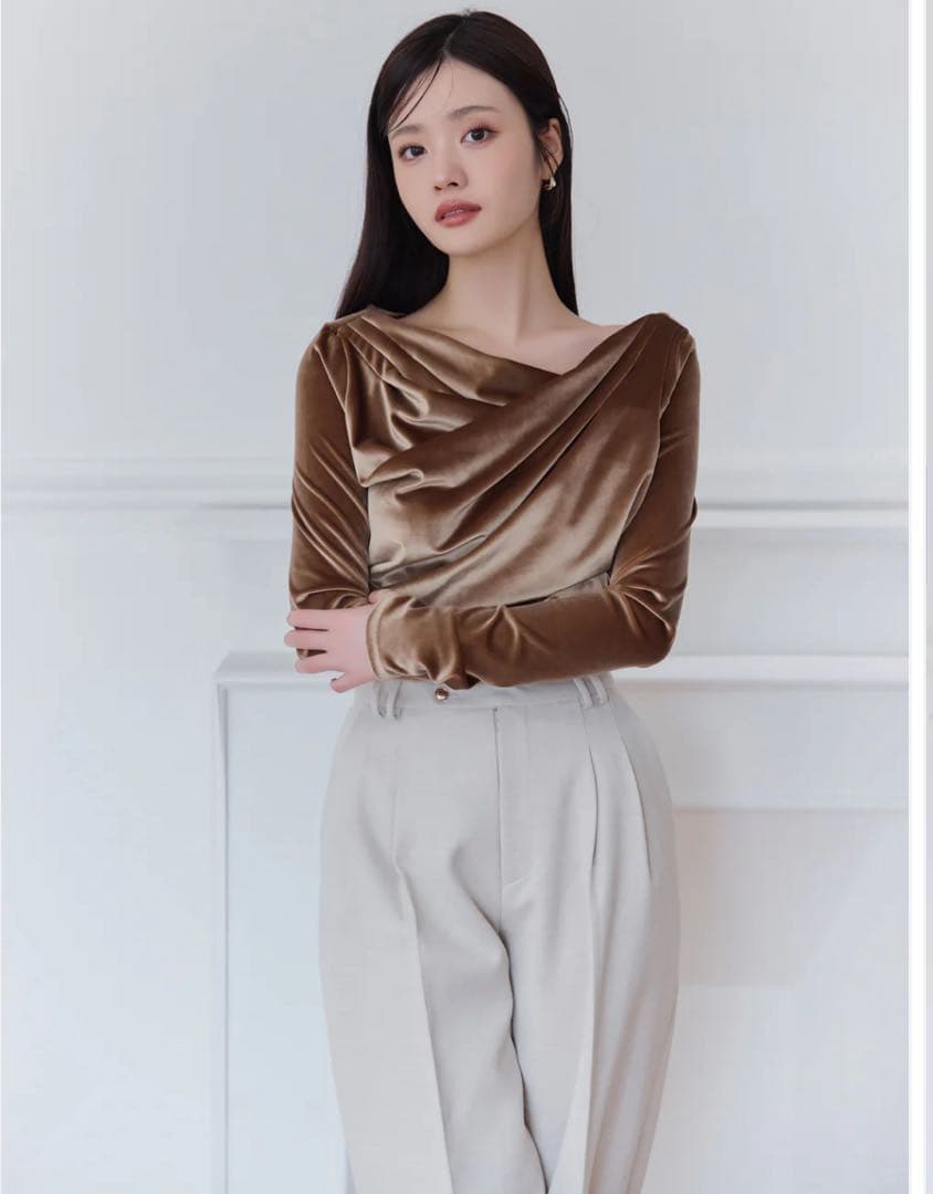 新品タグ付poláura】グロッシーベロアドレープトップス(polaura