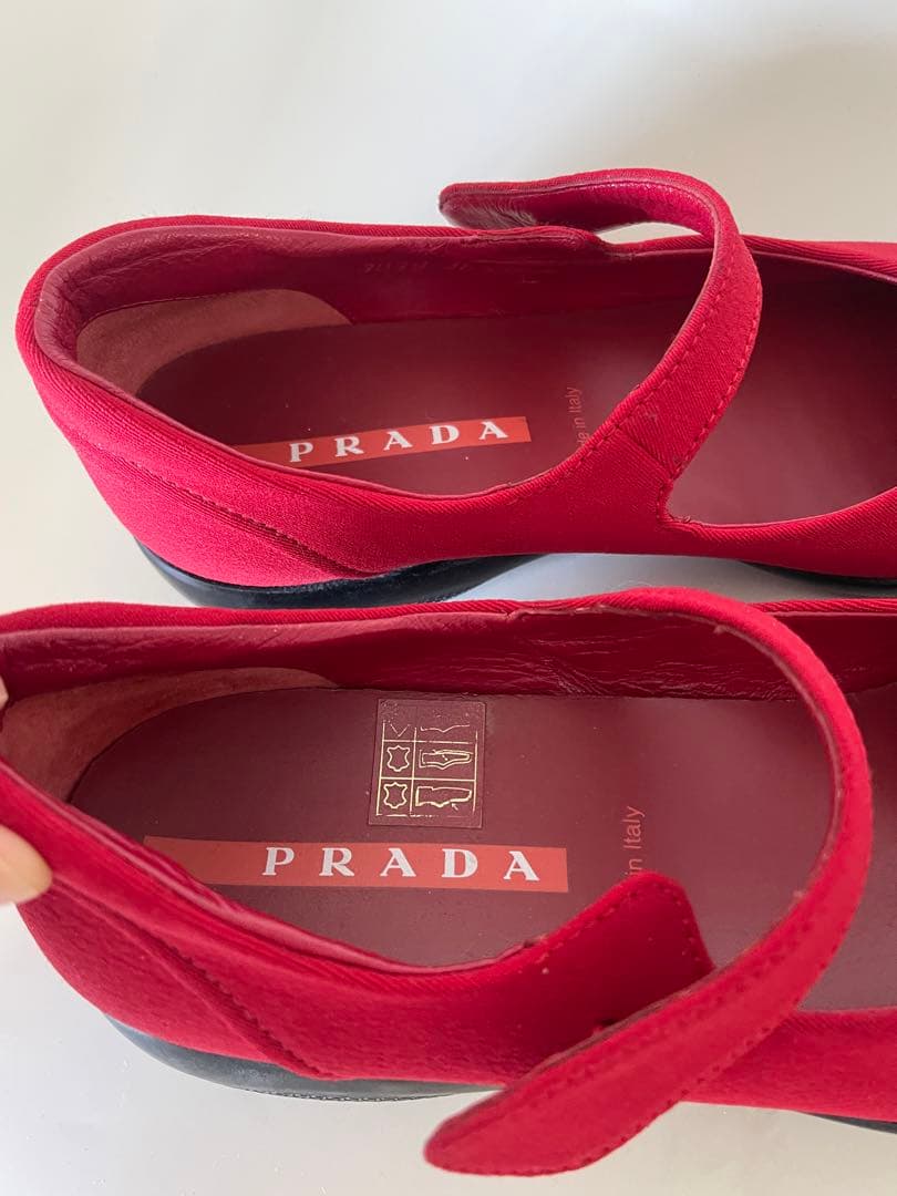 PRADA プラダレッド フラットシューズ ストラップ付き - メルカリ