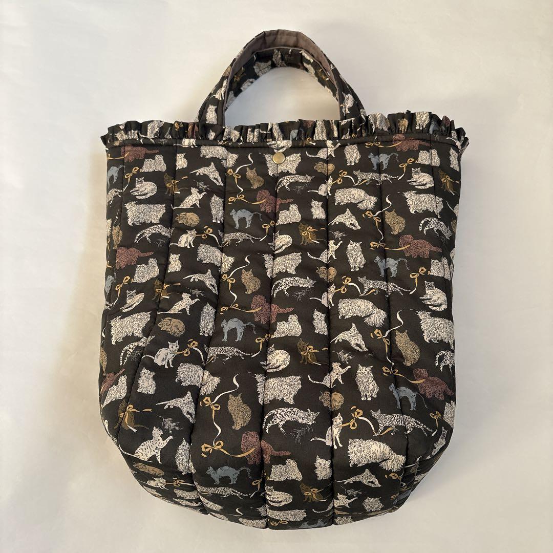 kona様オーダー 縦型フリルキルトトートバッグ　コーアンドエイト　黒グレー kona様オーダー 縦型フリルキルトトートバッグ コーアンドエイト 黒