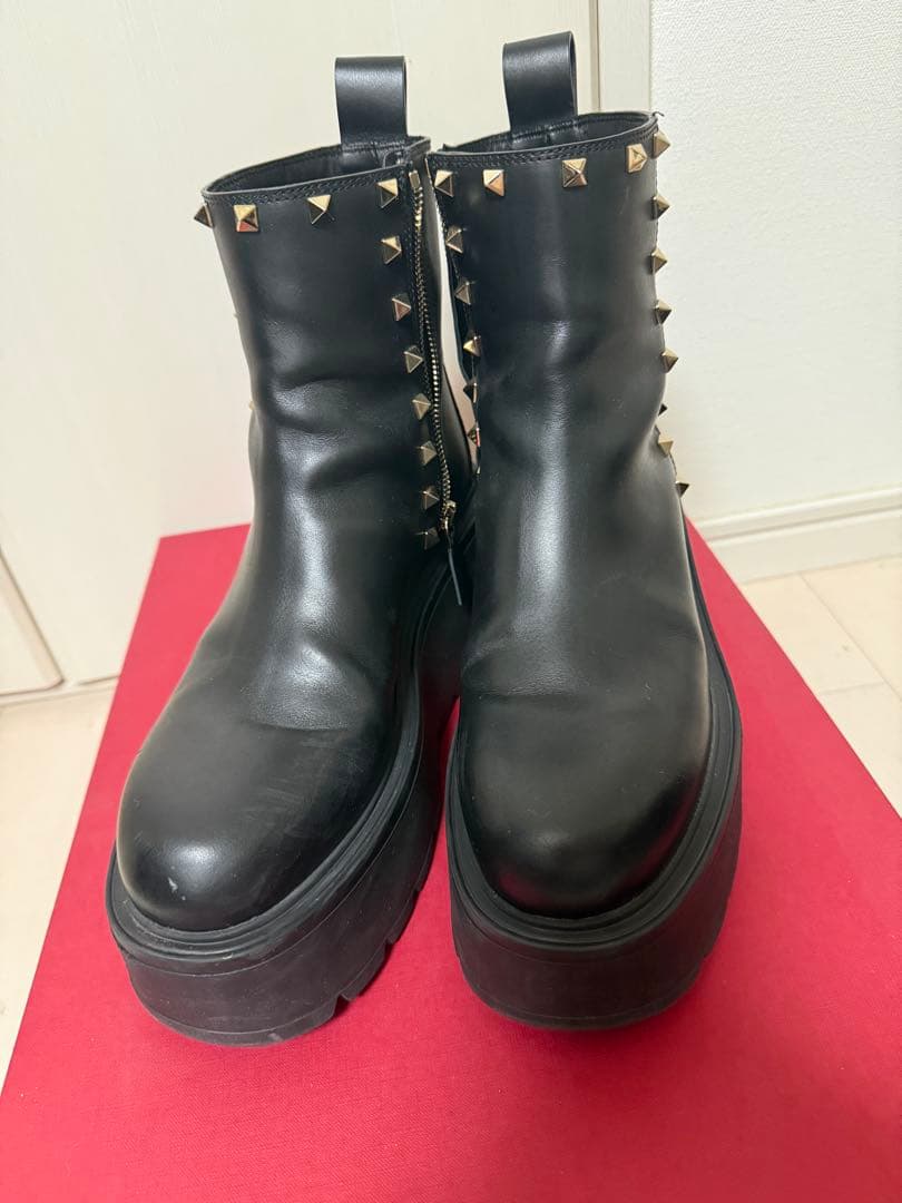大人気VALENTINO☆39サイズ☆ロックスタッズ付き厚底ブーツ - メルカリ