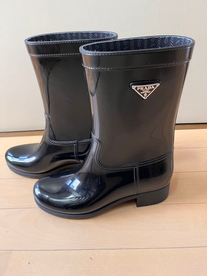 PRADA ブラック レインブーツ Prada Black Logo Rain Boots ○ Labellov ○ Buy and Sell Authentic