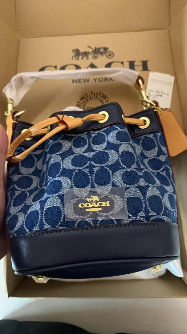 VIP顧客・COACH シグネチャー デニム ミニバケットバッグ ネイビー コーチ、 “Denim” コレクションを発売 | タペストリー・ジャパン合同