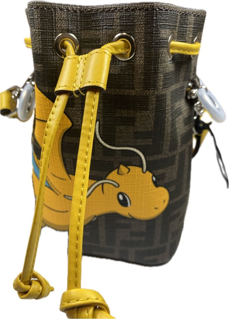 じ*ん様 新品！完売品！フェンディxフラグメントxポケモン 2way 巾着ショル フェンディが藤原ヒロシ率いるフラグメントとのコラボレーションを発表