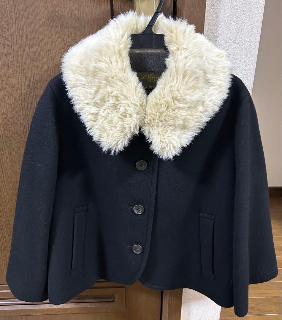 ジェーンマープル　ラムメルトンファーカラーケープジャケット　ブラック ジェーンマープルの新作アウター - コンパクトなショートPコートや