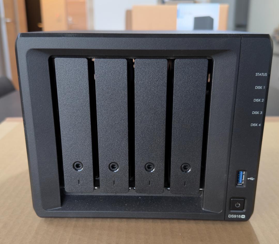 Synology DS918+ 4ベイ NAS 純正8GBメモリ 箱あり NASケース Celeron J3455 クアッドコア 1.5GHz搭載（4ベイ