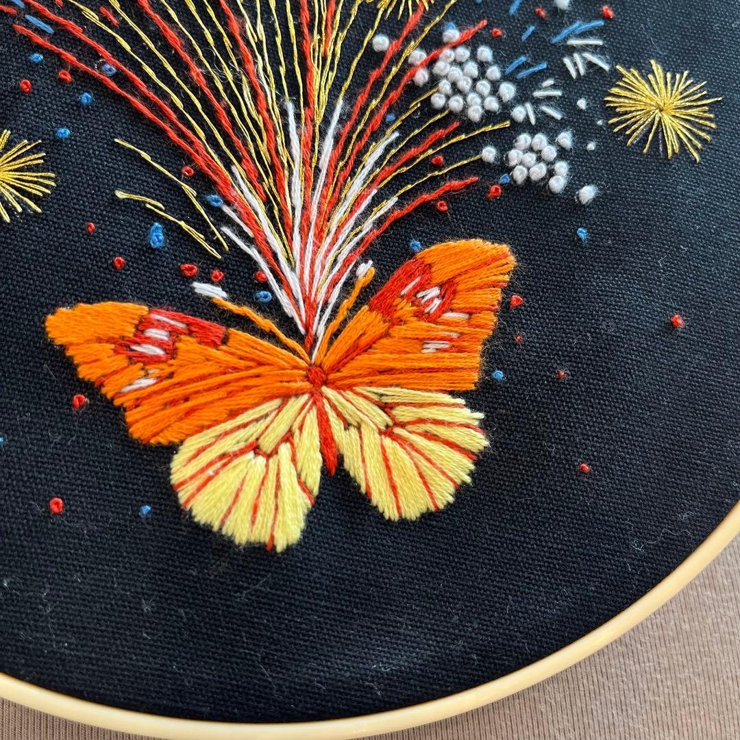刺繍 フランス刺繍 ハンドメイド 刺繍フレーム 壁飾り 壁掛け 花火 蝶