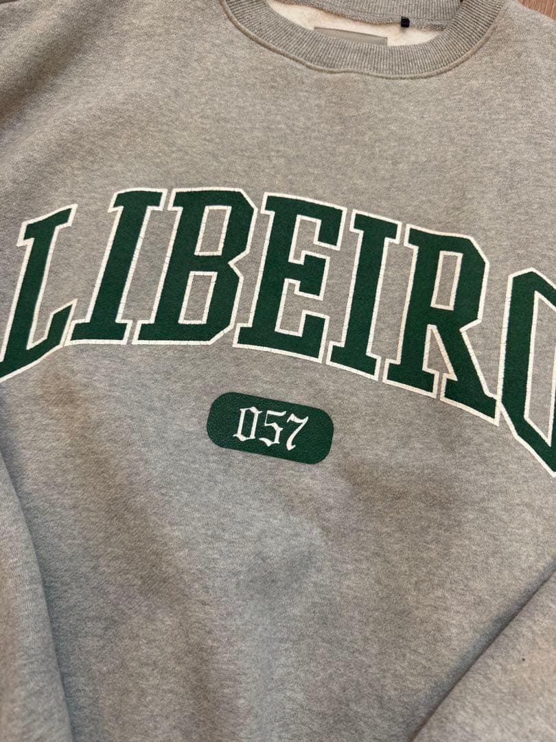 あみさん着用】LIBEIROリベイロカレッジロゴプルオーバートレーナー