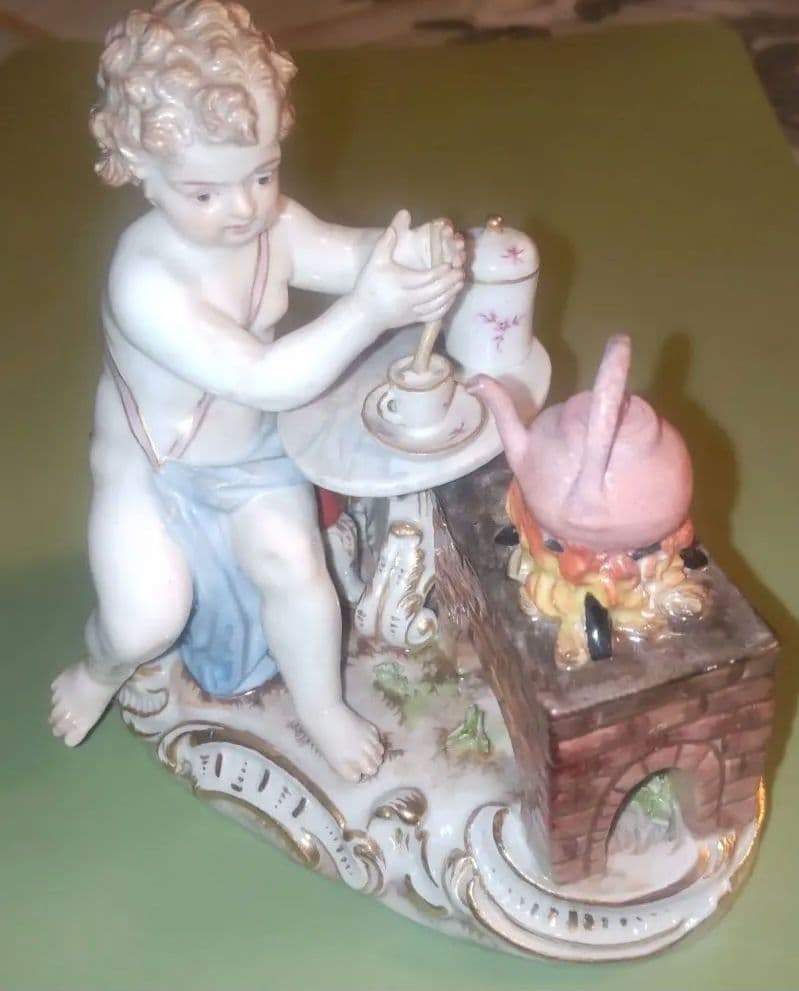 靴*も様 美品 マイセン ホットチョコレートを作る天使 フィギュリン 靴*も様 美品 マイセン ホットチョコレートを作る天使 フィギュリン 靴