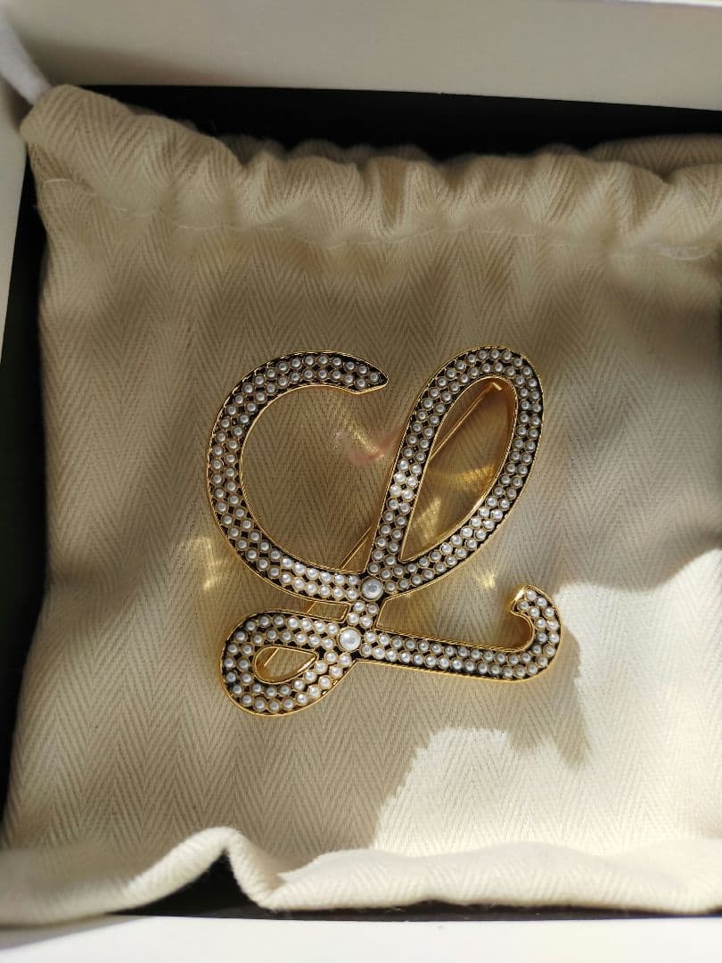 超希少】LOEWE ロエベ パールイニシャルブローチ - メルカリ