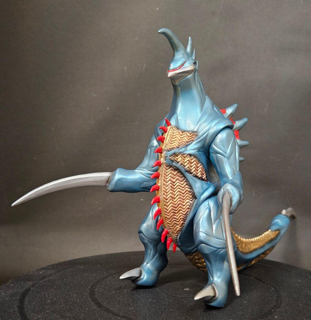 シャチゴジラ怪獣ソフビ　ガイガンミレース　リペイント完成品 ゴジラ怪獣ソフビ ガイガン(ミイラ化ver)改造リペイント完成品 - メルカリ