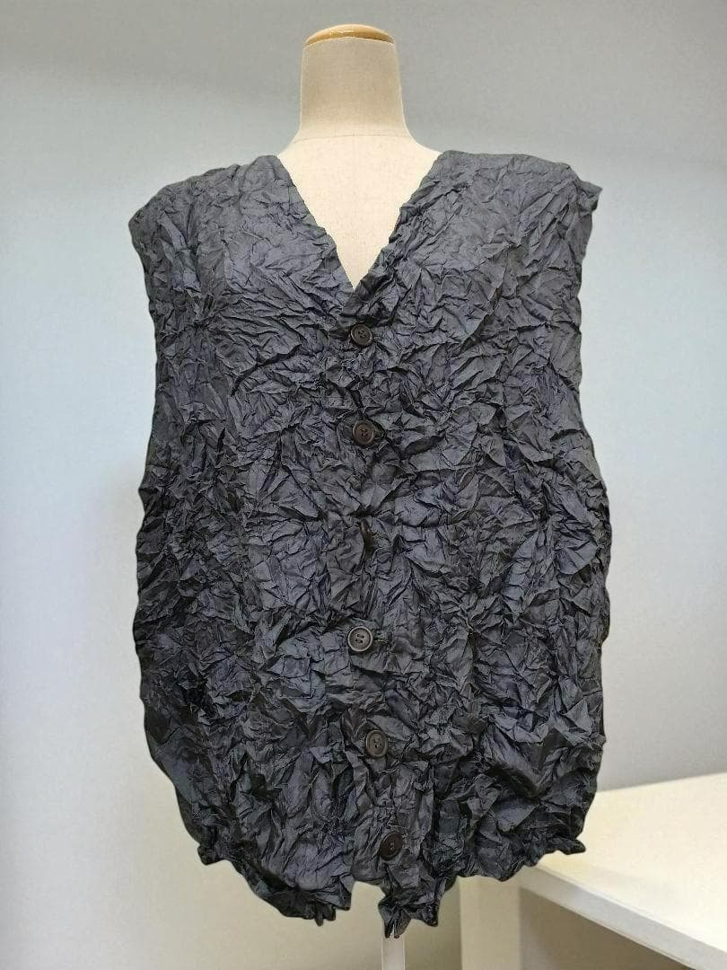 N*o様 イッセイミヤケ　バイカラー　メタルグレー　ベスト　しわ加工 ISSEY MIYAKE - イッセイミヤケ バイカラー メタルグレー ベスト しわ