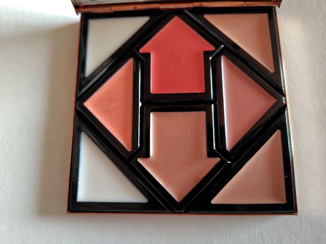 hazama 惹きずり込まれる運命のアイシャドウ pink gold