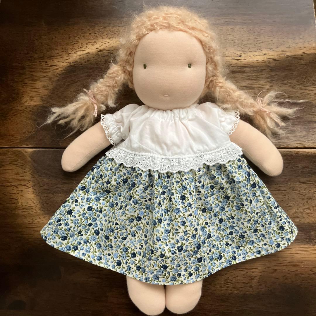 ウォルドルフ人形B体用 半袖ワンピース 白×青系花柄 レース付 - メルカリ