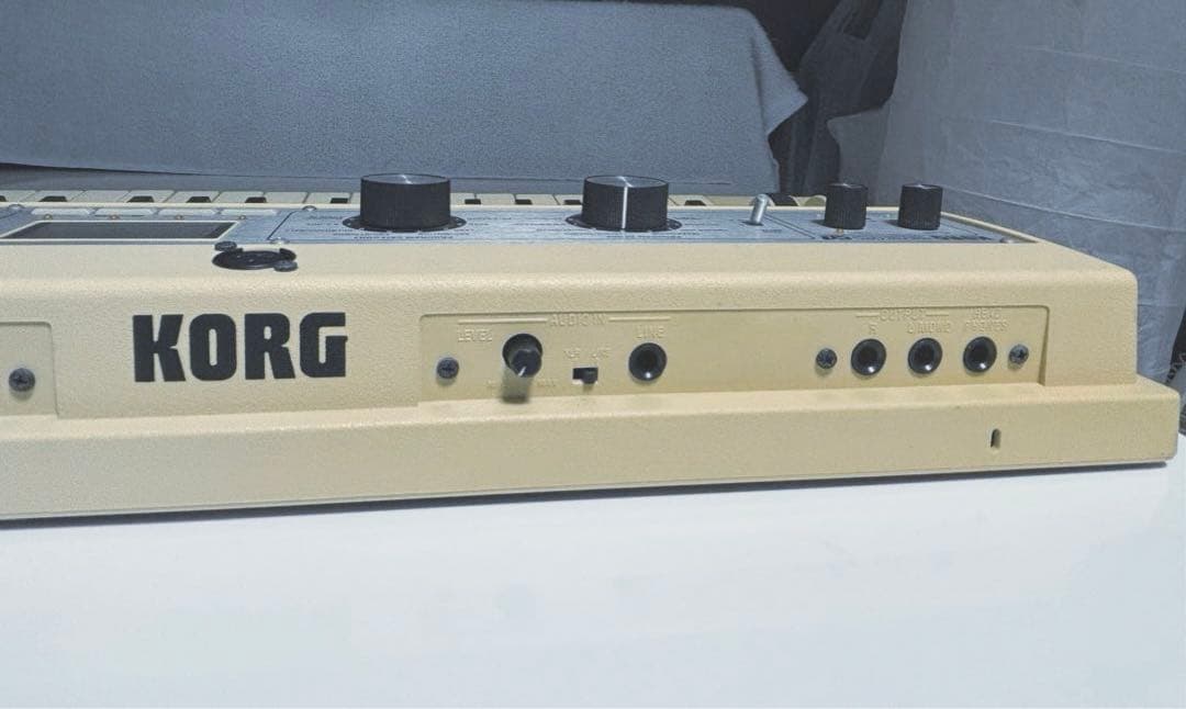 ③KORG microKORG XL シンセサイザー200台限定色ベージュ