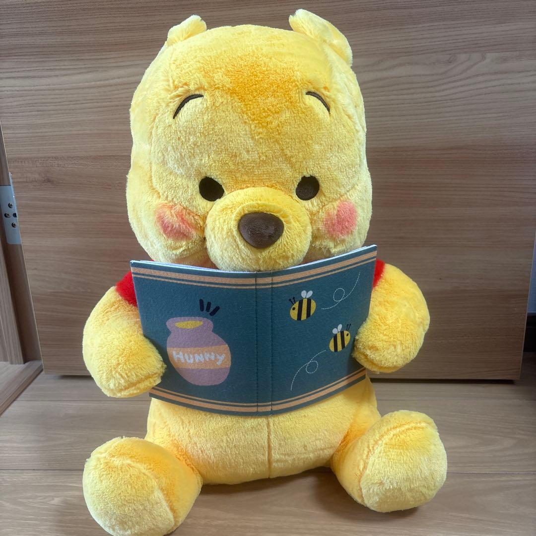 くまのプーさん 本を持ったぬいぐるみ - メルカリ