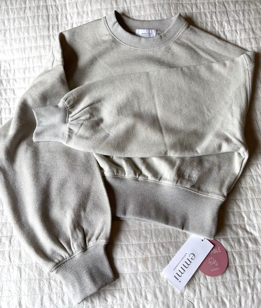《新品タグ付き未使用》emmi ラメ裏毛ショートスウェットトップス