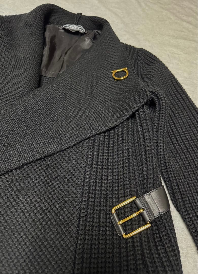 【フェラガモ】ニットコート ストールと一体化した「フェラガモ」の技ありコートで、個性が光る装い