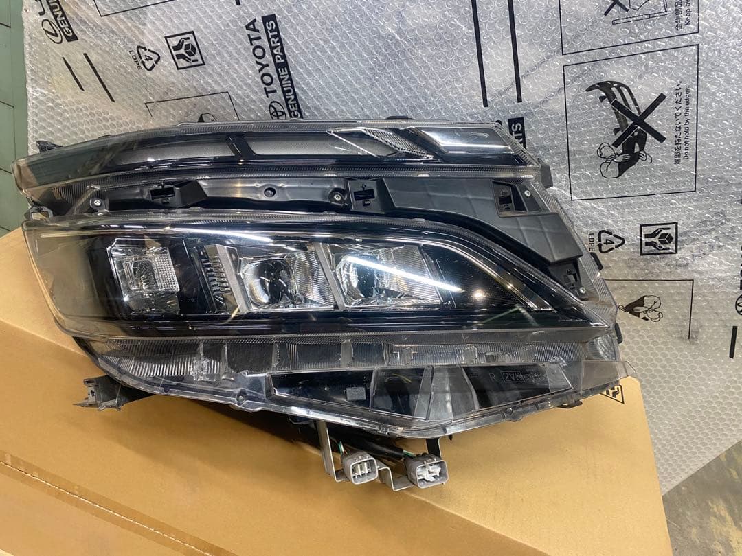 ☆中古品☆80VOXY LEDヘッドランプユニット RH