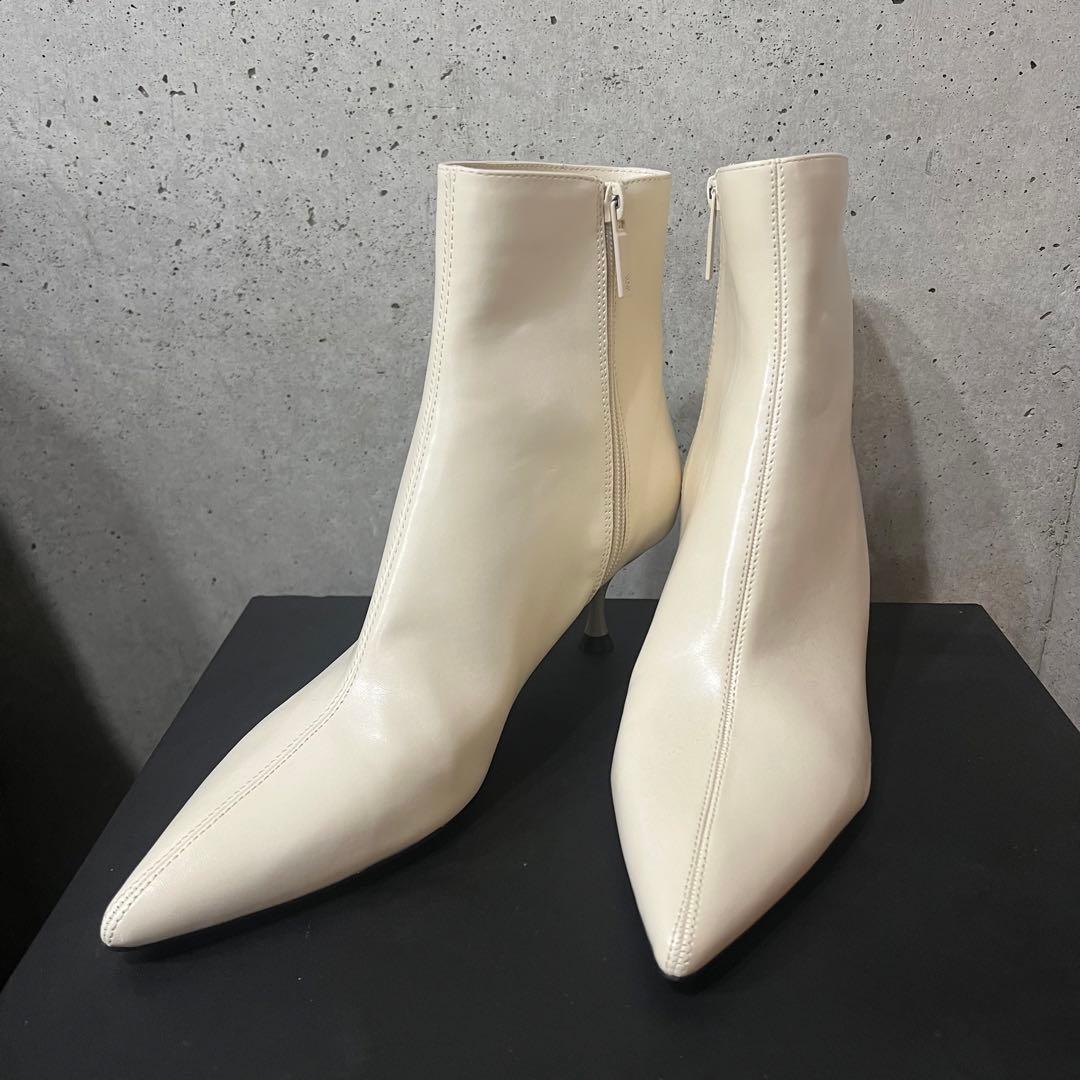 ZARA ホワイト ポインテッドトゥ ブーティ - メルカリ