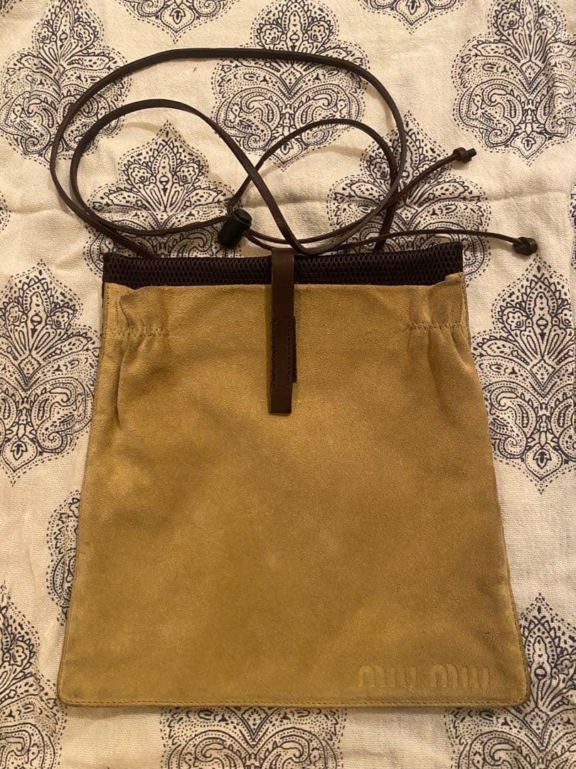 miu miu ベージュ サコッシュ Miu Miu Beige Logo Zip Pouch | Jadore Couture