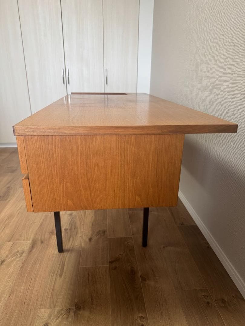 TIGHTS STUDY DESK - Landscape Products