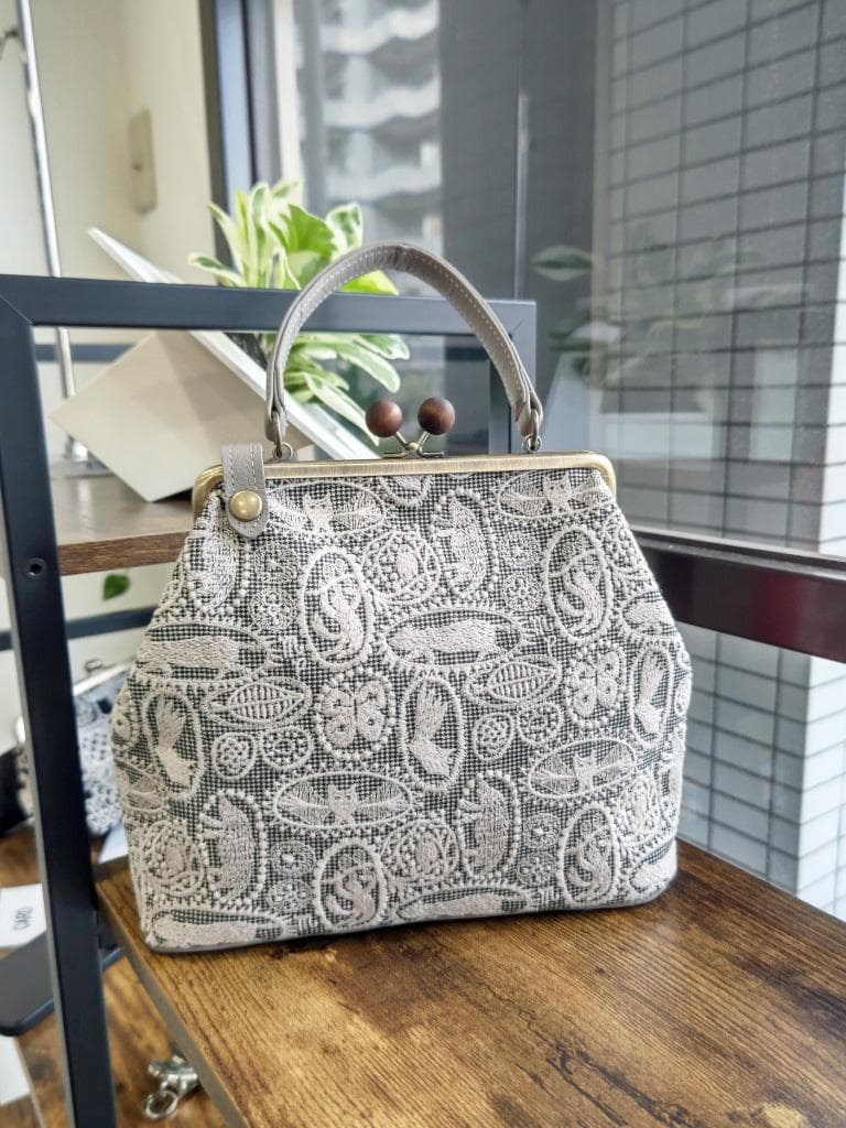 【 pakuyume様】ミナペルホネン/ジャングルレリーフ　ベージュ/牛革グ木玉 jungle relief ファブリック - minä perhonen