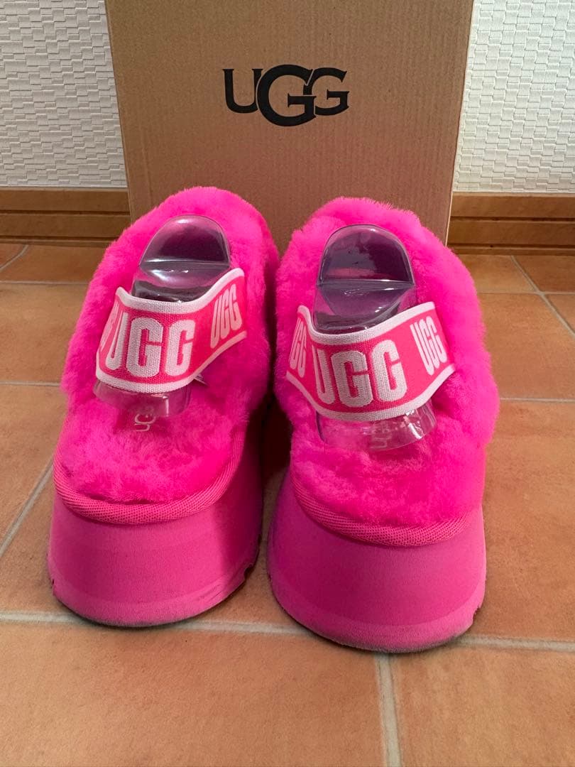 UGG ピンク ファーサンダル 37 - メルカリ
